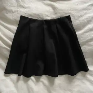 Säljer denna jättesöta kjol som bara har legat i min gaderob💕inköpt för ett par år sedan men aldrig använd, därför säljs den inte längre, kjolen har inga väck som det kan se ut som i bilden den har även sömmar från midjan och ner💕köpare står för frakt💕