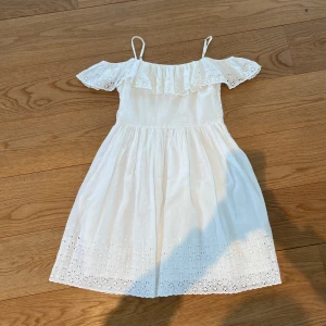 Klänning  - Älder: 10 år Nästa aldrig använd. I toppen skick,