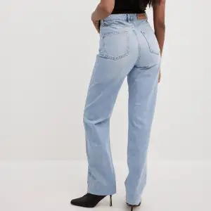 Säljer dessa fina jeans från Na-kd i storlek 36, har en liten slits på innersidorna. passar mig som är 163cm