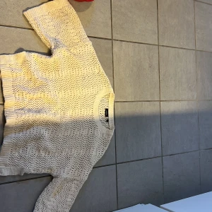 Tröja - Säljer denna extremt fina tröja då jag aldrig använder den eller har använt den!  Aldrig använt  Från Kappahl  Köparen står för frakt!  