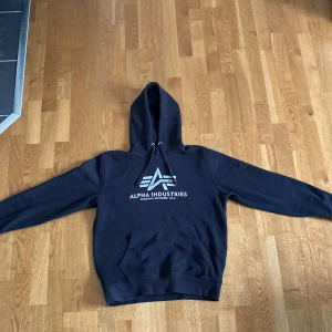 Alpha industries hoodie - Har inte använts på år. Bra skick förutom lite slitage på trycket