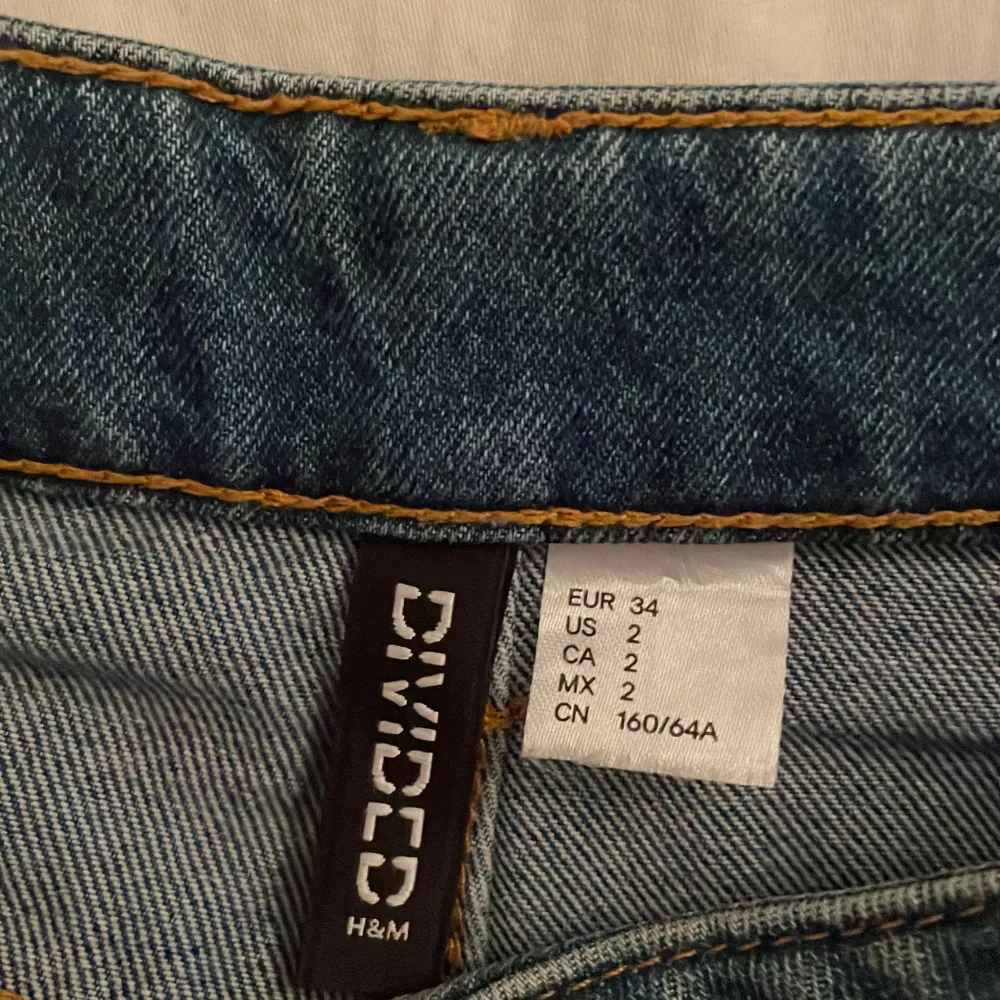 Fina jeansshorts från H&M. Säljer p.g.a för liten storlek. Aldrig använda endast testade. . Shorts.