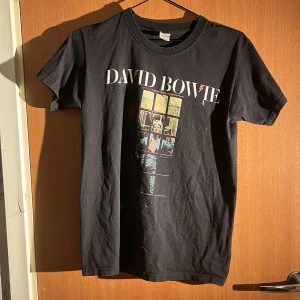 David Bowie T-short - Säljer den här Bowietröjan från Punkt Shop.