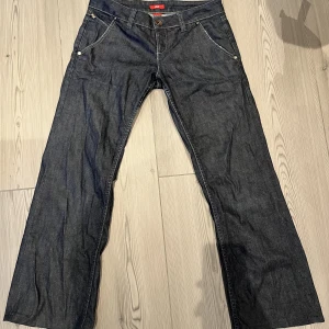 Bootcut lowwaist jeans - Bootcut low waist jean i strl 29 Köpta för 550