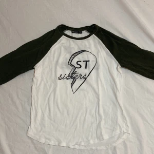 Friendship t-shirt från Bershka, S - Baseball t-shirt med vänskapstryck från Bershka. Storlek S. Aldrig använd.