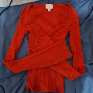 Långärmad - Populära och slutsålda långärmade tröjan från hm. Säljs då jag inge längre har nytta eftersom jag bara använt den 1 gång.