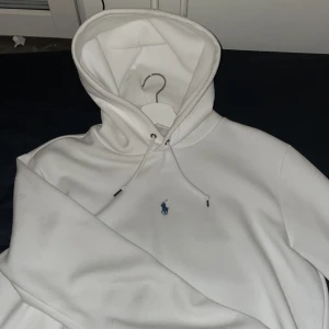 Polo hoodie vit - Ralph lauren hoodie vit, bra pris, helt ny, använt 4 gånger ,storlek M passar S och M, snygg, bra luva ,bra passform.
