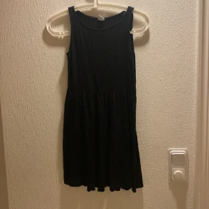 Svart barnklänning - Svart barnklänning.