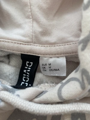 Joggingdress Divided - Mysig joggingdress, använd ett par gånger. 