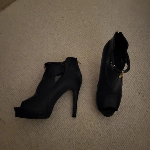 Klackar stl 39 - Köackar stl 39 fint skick. 10cm hög klack