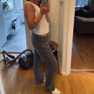 Lågmidjade raka jeans / Arrow - WEELDAY Arrow Low Straight Jeans, comet grey.  Storlek 27/30   Använda ett fåtal gånger och hittar endast en liten liten tråddragning att anmärka på.  Material 100% bomull.  Helt OK att komma med bud om priset känns för dyrt!🤠