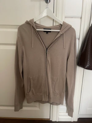 Stickad huvtröja  - Säljer denna stickade huvtröja, använd fåtal gånger. 