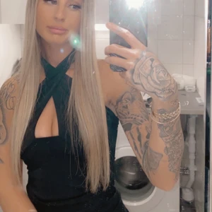 Bikbok topp korsad  - Säljer denna korsade bikbok topp i strl s, den är endast använd 1 gång. På bild 2 ser den ut som en klänning men har stoppat in den i en kjol därav ser det ut som en klänning.