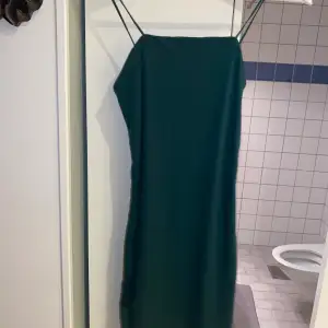 Grön tight klänning passar till fest och vardags 