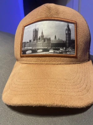 Maggiorei keps - Denna keps har jag haft i ca 3 månader knappt använd den är i väldigt bra skick, jag säljer den så att jag ska kunna ha råd med en ny keps.