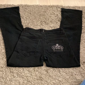 Lågmidjade bootcut jeans - 🌷Följ mig,jag säljer mer trendiga kläder till bra pris🌷  Säljer dessa lågmidjade bootcut jeansen från Lindex, dem är i storlek 146 som blir som xxs,supersnygga men tyvärr för korta på mig som är 165🫶🏼💗 (skriv för mer bilder o info,katthåren tas bort!)✨💞