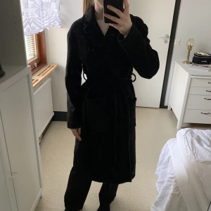 Svart kappa - Svart kappa från Gina Tricot. I bra skick dock väldigt nopprig men det går att ta bort.