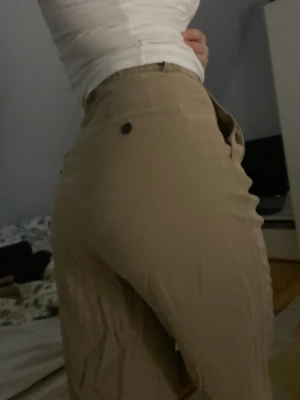 Fina khakibyxor  - Jättefina khakibyxor från H&M som tyvärr blivit lite för små för mig. Är i väldigt bra skick, lite väl korta för mig som är 165. Sparsamt använda. Skriv vid intresse❤️❤️