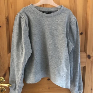 Grå hoodie - Grå hoodie dm för mer info