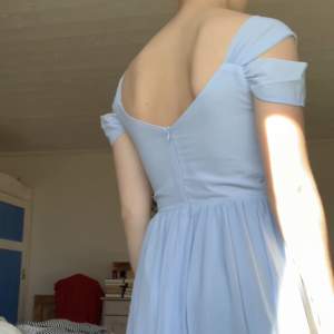 Underbar ljusblå tyll klänning, faller väldigt fint! Aldrig använd endast testad! Jag är 167 lång. Hittade en annan förra året därav användes ej denna.