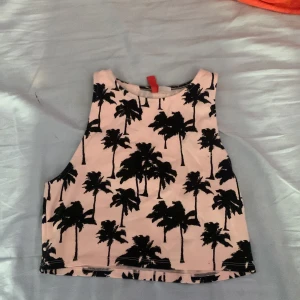 Crop top  - Fin croptop i bra skick. Inga synliga defekter. Storlek M men kan nog passa S också. Använd ett par gånger