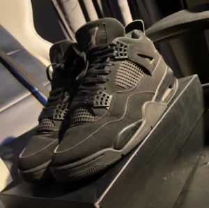 Jordan 4 black cats - Jordan 4 black cats, knappt använda creasen som syns är fixat och syns ej (kan skicka bild) om det önskas, säljer då dom ej passar mig längre.