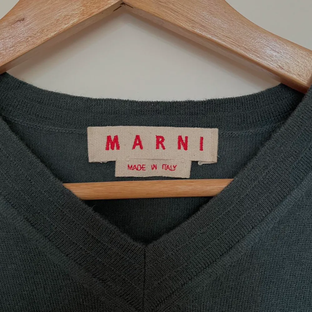 Preloved Marni Dark Green Cashmere Pullover Sweater. V Neckline. Lightweight Cashmere, Soft Hand. Excellent Condition. Made in Italy.   100% Cashmere   65 CM/ 25.6 IN Length 66 CM/ 26 IN Sleeve 39 CM/ 15.4 IN Shoulders 96 CM/ 37.8 IN Chest. Stickat.