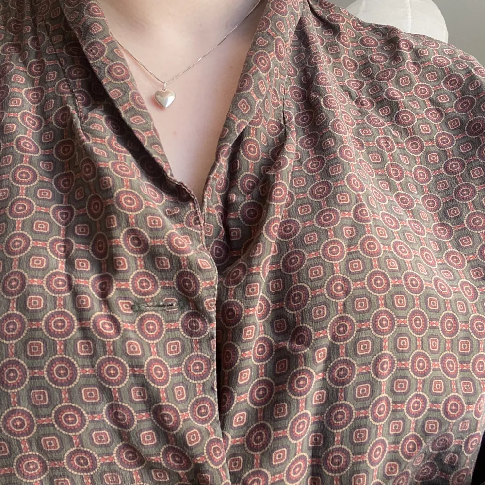 Vintage blus/skjorta från Liz Claiborne 🧡 superfint mönster! Märkt storlek petite 10, skulle säga att den passar XS-M.. Blusar.