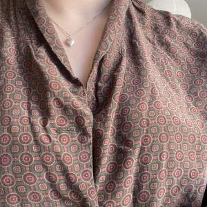 Vintage blus/skjorta från Liz Claiborne 🧡 superfint mönster! Märkt storlek petite 10, skulle säga att den passar XS-M.