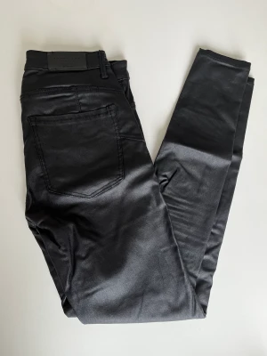 Skinnbyxor - Säljer dessa skinnbyxor i läderimitation från Stradivarius i storlek 38, aldrig använda🤍