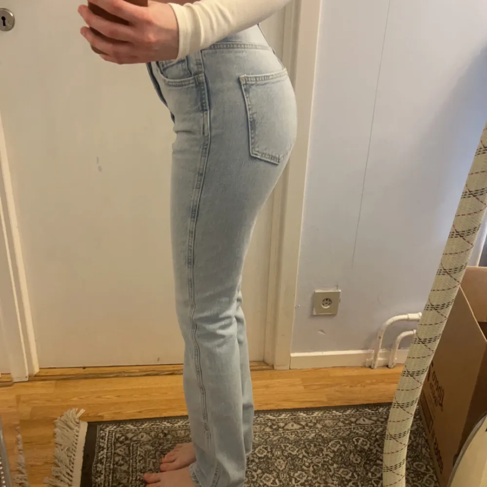 Dessa jeans passar perfekt vid midjan ner, även ganska långa (iallafall för mig) . Säljer dock vidare då dom aldrig kommer till någon användning. Köpt förra månaden för 400, säljer för 300 kr. I storlek 34.. Jeans & Byxor.