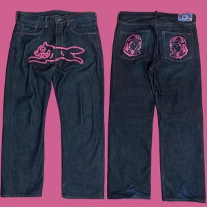 billionare boys club jeans - för balla och ”RARE” billionare boys club x ice cream running dog jeans från 2006 i sjuk cond. ❗️tar GÄRNA emot byten❗️ dem har inga flaws eller skador. 💜midja, 48cm rakt över💜 innerben, 75cm💜ytterben, 105cm💜 vid frågor, fler bilder mm. kom DM! 