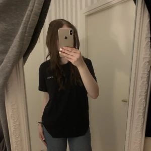 T-shirt med tryck  - As ball t-shirt från h&m i storlek xl men på mig som vanligtvis har xs/s så sitter den overzised, bak trycket är Lisa i Simsons som gör ”take the l”