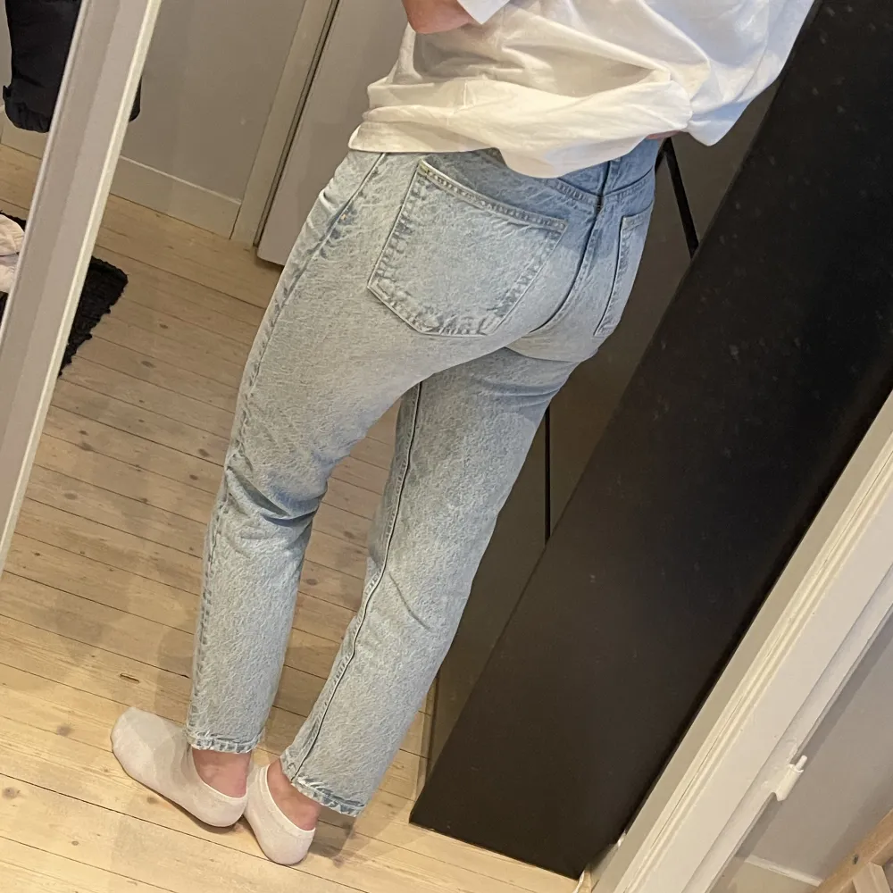 Helt oanvända super snygga jeans från Zara. En aningen liten i storleken. . Jeans & Byxor.