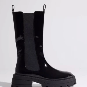 Slender Chelsea Boot - Snygga boots perfekt för vår, vinter & höst! Nypris ifrån Nelly 699:-! Väldigt sparsamt använda och i toppen skick! 