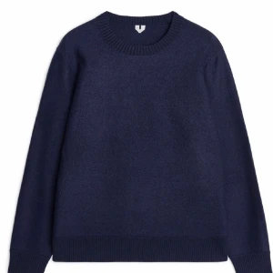 Mörkblå stickad arket tröja  - Säljer denna tröja från Arket, den här modellen finns inte att köpa längre 💘 nypriset var 1250, den är superbra skick