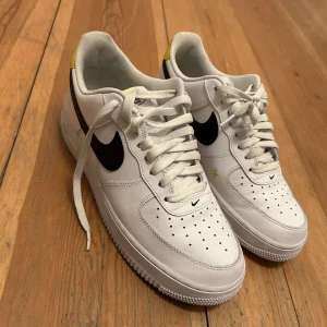 Nike air  - Ett par Nike, knappt använda säljs för 800kr, kartong tyvärr slängd. De är knappt använda och ser ut som nya!