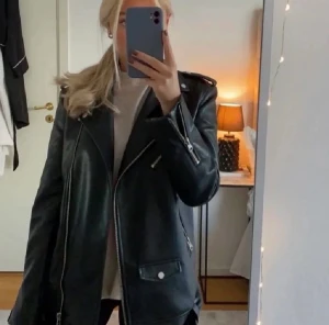 Skinnjacka - Säljer denna jättefina skinnjacka då den inte kommer till användning längre. Förtjänar ett bättre hem. Köpt på plick och är i jättebra skick💗GRATIS FRAKT💗