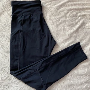 Sport byxor - Ett par idrotts tights i väldigt bra skick. Jätte bekväma och har ficka på högra benet och en bak. Dessa passar inte mig längre.