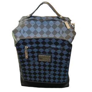 Versace Ryggsäck  - Använd 1-2 gånger men är fortfarande i nästintill nyskick! Mått ca. 33x24x15cm. Självklart äkta, tyvärr så finns kvitto inte kvar. Skriv för fler bilder!