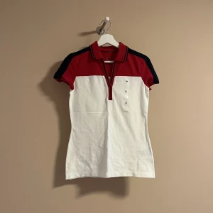 Tommy Hilfiger  - Tommy Hilfiger tröja i storlek XS. Har aldrig använt den, storleks lappen kvar. Ljuset blev mörkt på bilden, den är ljusare och tydligare röd. Skriv för fler bilder eller diskutera pris går också! Nypris på denna var 370 kr, säljer för 230 kr! 