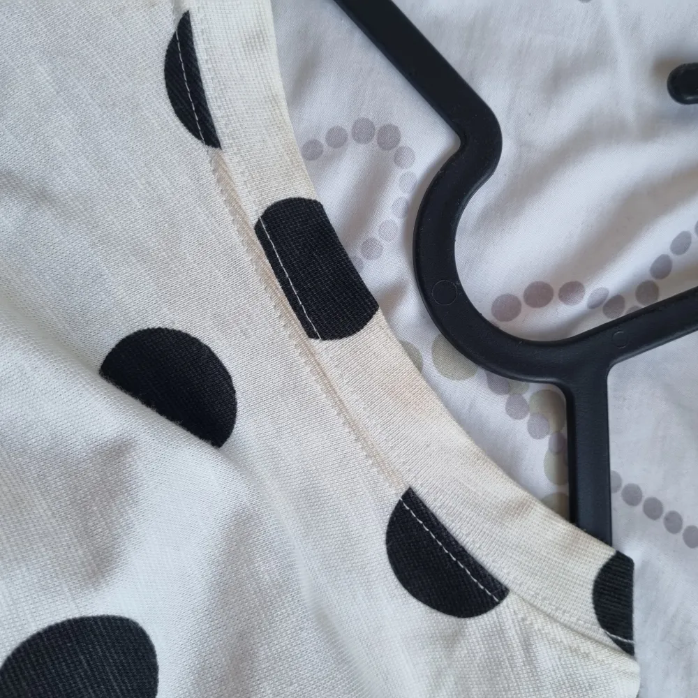 Så söt puffärmad tröja med knytning baktill😍 har lite missfärgning framtill, men syns ej så mkt, därav priset. Toppar.