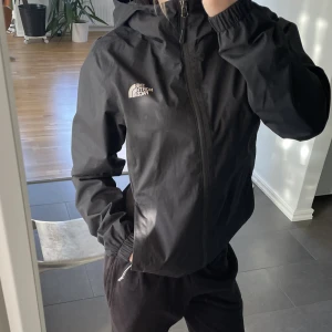 The North Face Vindjacka - Knappt använd vindjacka från The North Face, därför inga slitage alls. Storlek xs. Älskar men kommer aldrig till användning så säljer! Nypris är 1200kr, mitt pris 700kr❤️ 