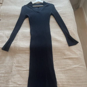 Klänning - Svart med slits på armarna , oanvänd, Stretch material 