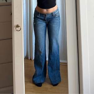 Lågmidjade jeans från Abercrombie & Fitch! Midjemått 82 cm och innerbenslängd 82cm💕🙏🏼Skriv för fler frågor! Bilder från tidigare säljare. 