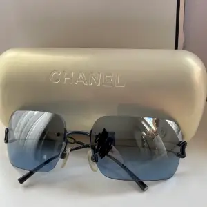 Säljer dessa äkta chanelglasögon i bra skick och inga repor. Det är min mammas gamla från 90-talet, säljer pga att de inte kommer till användning längre. Man får med ett vitt Chanel fodral som även det är i fint skick. Priset kan diskuteras.💕💕