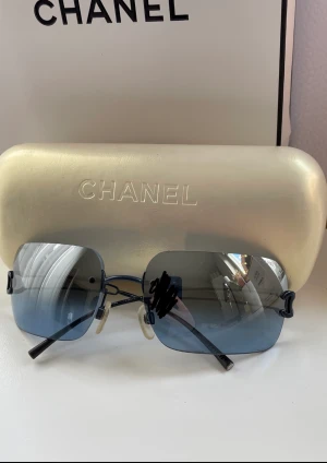 Solglasögon  - Säljer dessa äkta chanelglasögon i bra skick och inga repor. Det är min mammas gamla från 90-talet, säljer pga att de inte kommer till användning längre. Man får med ett vitt Chanel fodral som även det är i fint skick. Priset kan diskuteras.💕💕