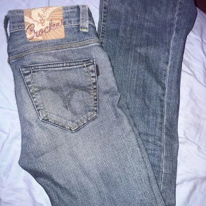 Crocker jeans  - Säljer mina älskade crocker jeans för de tyvärr har blivit för små. Midjemåttet är cirka 36 och innerbenslängden ligger på 74 