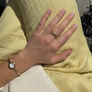 Bovou klocka i guld  - Helt ny guldig klocka från bovou🥰 Verktyg för att ändra storlek på klockan medföljer!  Säljer pga att jag fick den i present och redan hade en likadan! Köparen står för frakt 📦