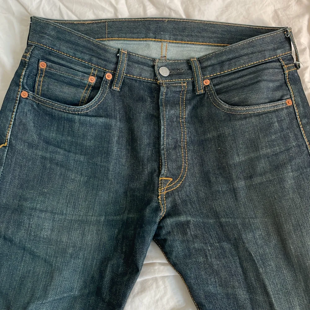 Levi 501 i nästan nyskick. Sällan använda. Bra jeans som passar till allt, jättebra kvalitet  . Jeans & Byxor.